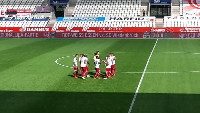 Ganz allein betraten die Rot-Weissen das Spielfeld.