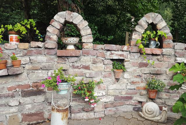 Liebevoll gestaltetes Mäuerchen im Kräutergarten. 
Foto: Henschke
