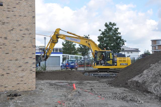Auf dem 1.100 Quadratmeter großen Außengelände werden nun ein Spielplatz - unterteilt in zwei Bereiche, eine Zufahrt zu Besucherparkplätzen und der Zugang zum Haupteingang angelegt. | Foto: Ost-Anzeiger, Käfer