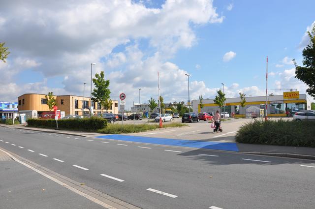 Der Kita-Neubau befindet sich an der Oesterstraße zwischen Pflegedienst (li.) und Discounter (re.). Der Fußweg vor dessen Einfahrt wurde jüngst blau markiert um Autofahrer und Fußgänger/Radfahrer auf die mögliche Gefahr aufmerksam zu machen. | Foto: Ost-Anzeiger, Käfer