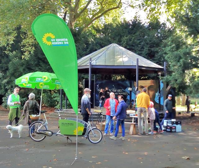 Die Grünen im Essener Norden: Grillen im Stadtpark soll auch künftig erlaubt bleiben. Markus Spitzer-Pachel und seine grünen Kolleg*innen in Altenessen, Vogelheim und Karnap sind der festen Überzeugung, dass es in unseren Stadtteilen und in den Parkanlagen wunderschöne Grillnachmittag oder Abende geben kann, ohne mit Müll oder anderen Hiterlassenschaften diese öffentlichen Grünflächen zu stören. Für sehr viel Wenigeren, die sich mit Brandflecken in den Wiesen oder übriggeblassenen Müllhalden am zeitweiligen Grillplatz später vom Acker, bzw. aus dem Park schleichen wollen, müssen dann auch finanziell merkbare Bussgelder verhängt und tatsächlich eingezogen werden.