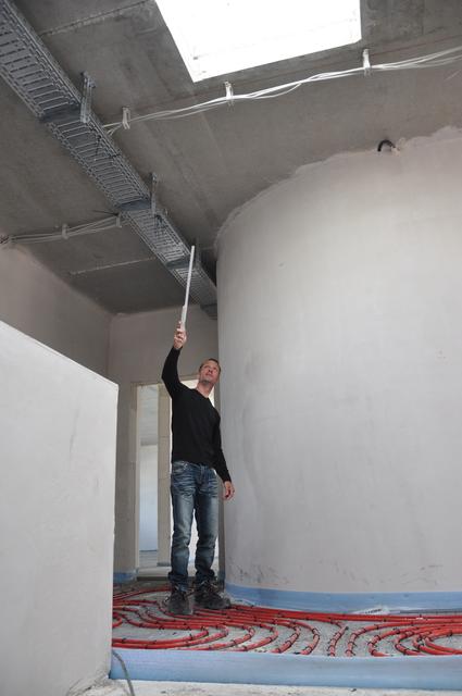 Lichtband im Dach, Rundungen in den Wänden und Fußbodenheizung: Bauleiter Dirk Drüner zeigt Besonderheiten am Bau. | Foto: Ost-Anzeiger, Käfer