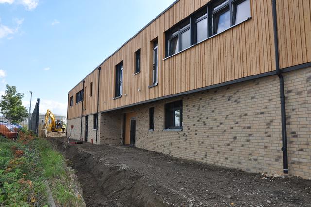 Im Erdgeschoss entsteht der Eingang zur neuen Kita (Bildmitte). | Foto: Ost-Anzeiger, Käfer