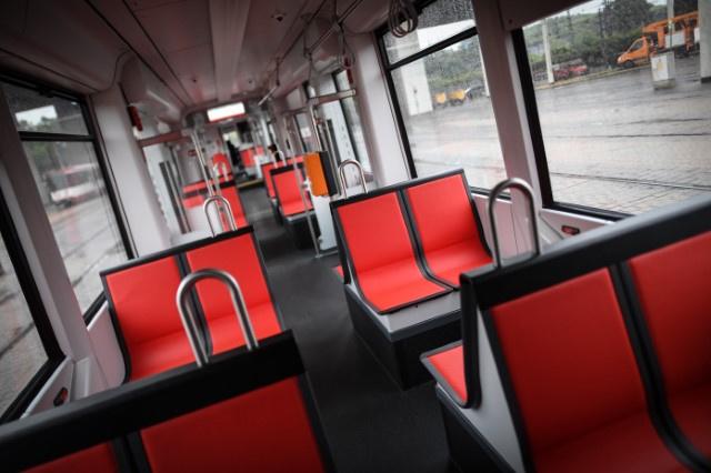 Heller, geräumiger und barrierefrei präsentiert sich die erste neue Straßenbahn der DVG.
