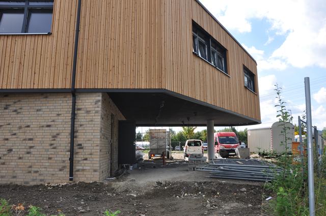 Unter dem auskragenden Obergeschoss soll eine Begegnungszone für Eltern und Kinder auf dem Weg zum Haupteingang entstehen. | Foto: Ost-Anzeiger, Käfer