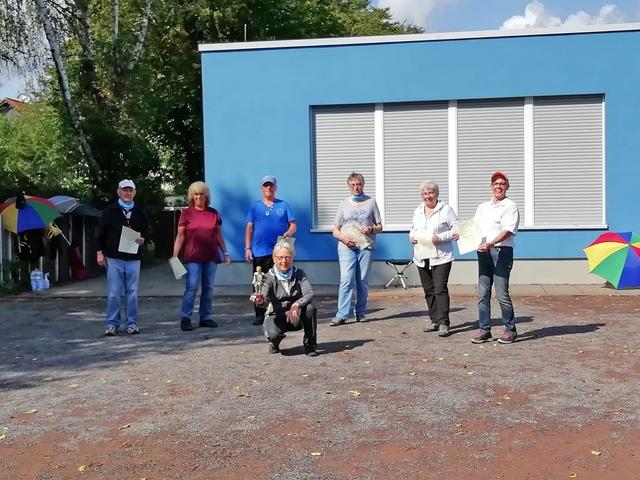 Zumindest zur Siegerehrung der Boule-Vereinsmeisterschaft der DJK Eintracht Scharnhorst an der Paul-Dohrmann-Schule strahlte die Sonne wieder. | Foto: DJK Eintracht Scharnhorst