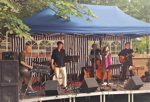 Wie hier beim Jazzgarten hinterm JuBB Werden bringt Jan Bierther (r.) gern Kollegen zusammen.
Foto: Henschke