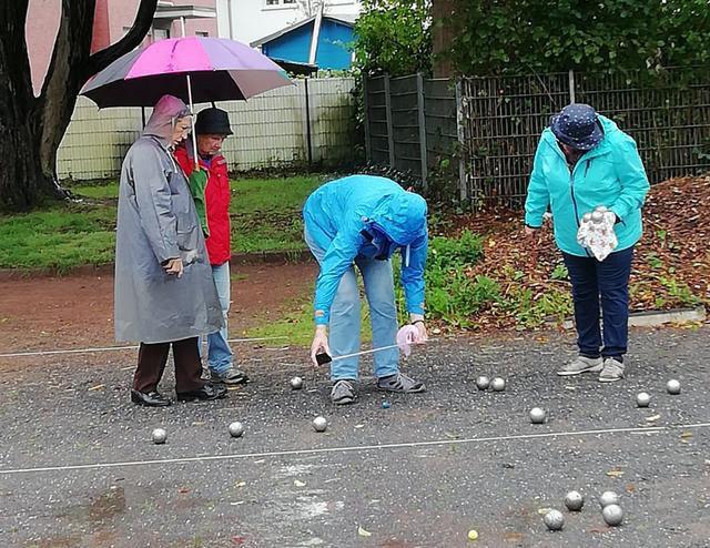 Ansonsten waren Schirme und Regenjacken unerlässlich beim traditionellen Boule-Wettkampf.