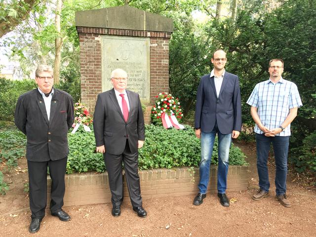 Rendant Bernfried Prast, Präsident Uwe Brinks, Beisitzer Markus Zimmermann, Adjutant des Kommandeurs Jörg Thiel legten am Ehrenmal im Park an der Niederrheinhalle Wesel einen Kranz und Blumengebinde nieder.