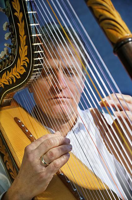 Tom Daun spielt keltische Klänge auf der Clarsach, der alten irischen Harfe.