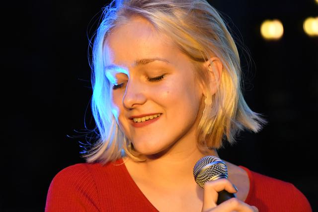 Philomena Grütter (Gesang, Foto), Axel Fischbacher (Gitarre), Stefan Grütter (Gitarre) und Julia Hofer (Bass) spielen stimmungsvoll arrangierte Kompositionen, die Freiraum für Improvisation lassen.