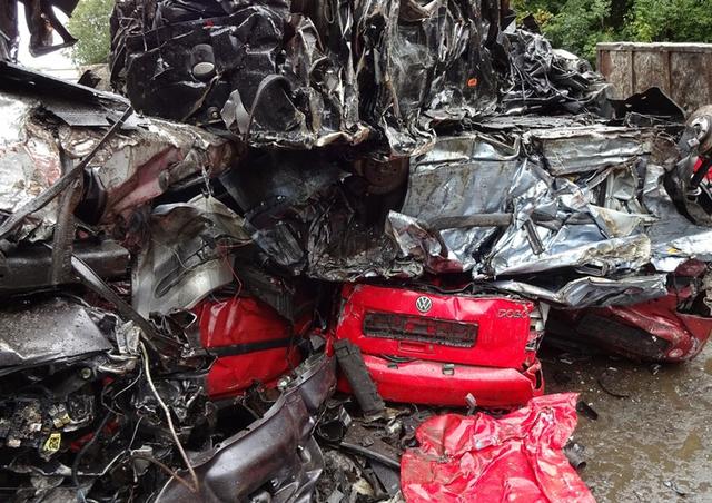 Öl und Benzin tropft aus Schrottautos Lkw-Gespann satt überladen!