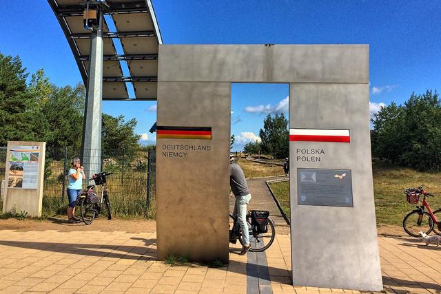An der deutsch-polnischen Grenze symbolisiert die Klammer aus Edelstahl das Zusammenwachsen der beiden Länder.