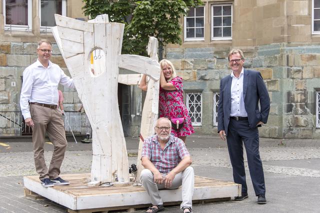 Der Maler und Bildhauer Georg Overkamp (unten im Bild) hat seine Skulptur „Freunde“ an Bezirksbürgermeister Marcus Jungbauer, Projektleiterin Ute Schramke und Jörg Frost, Leiter des Amtes für bezirkliche Angelegenheiten (stehend v.l.) übergeben. Seitdem ist sie bei vielen Hambornern auf große Beachtung gestoßen.
Foto: Uwe Köppen/Stadt Duisburg