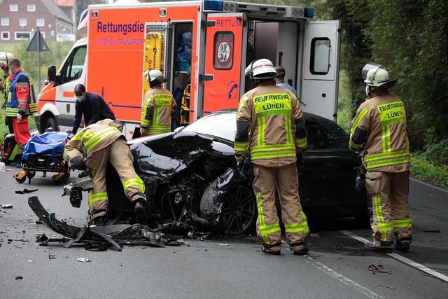 Feuerwehrleute halfen bei der Versorgung der Verletzten und kümmerten sich um die Wracks.