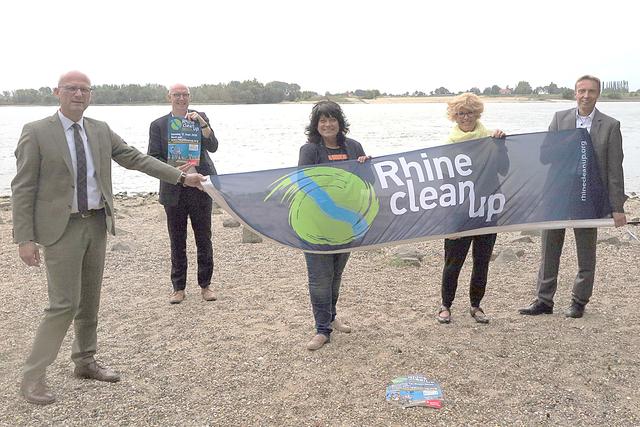 Peter Hinze (Bürgermeister Emmerich), Christoph Gerwers (Bürgermeister Rees), Sonja Northing (Kleve), Dr. Britta Schulz (Kalkar) und Wilfried Röth (Sparkasse Rhein-Maas, von links) werben für das Reinemachen am Rhein. Foto: Stadt Rees Fahrräder, Klappstühle, Vogelkäfige - ganze Hausstände werden alljährlich entsorgt. Foto: Stadt Rees