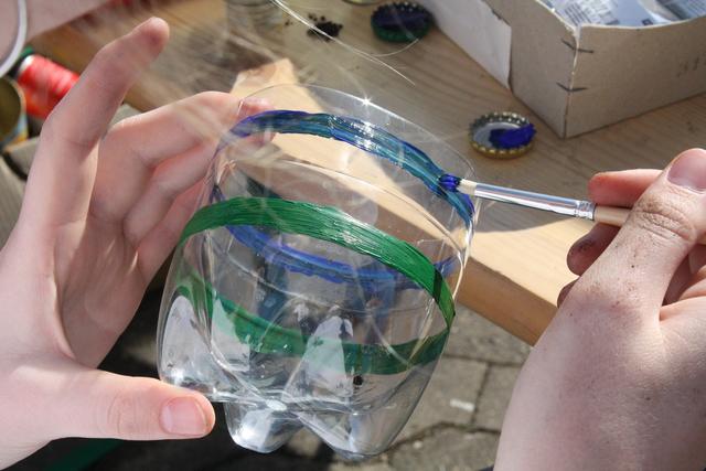 Eine alte Plastikflasche wird zu Deko.