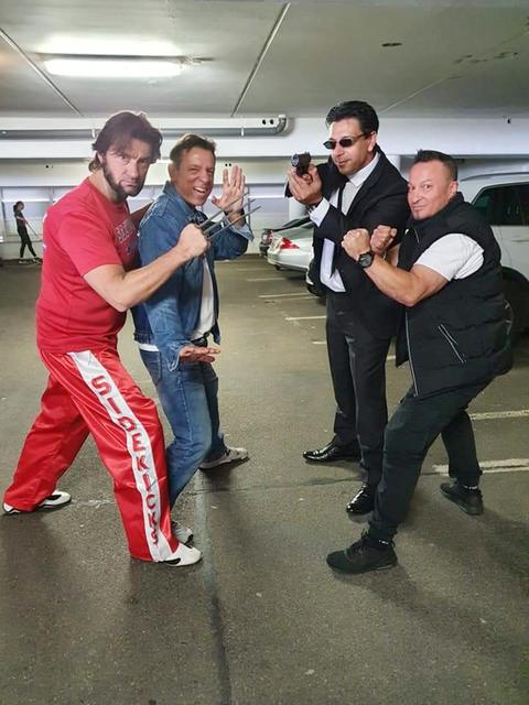 Man könnte meinen Alex Derghal und „Wolverine“ treffen auf die Men in Black bei dieser gestellten Szene.