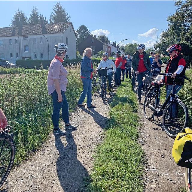An verschiedenen Stellen im Stadtbezirk wurde Halt gemacht auf der kommunalpolitischen Radtour. Unter anderem informierte der (scheidende) Bezirksbürgermeister Karl-Heinz Czierpka (2.v.l.) über die entsprechenden Inhalte.
