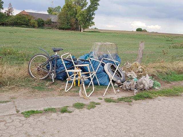 Fahrräder, Klappstühle, Vogelkäfige - ganze Hausstände werden alljährlich entsorgt. Foto: Archiv
