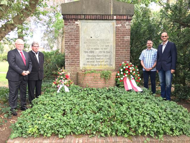 Rendant Bernfried Prast, Präsident Uwe Brinks, Beisitzer Markus Zimmermann, Adjutant des Kommandeurs Jörg Thiel legten am Ehrenmal im Park an der Niederrheinhalle Wesel einen Kranz und Blumengebinde nieder.
