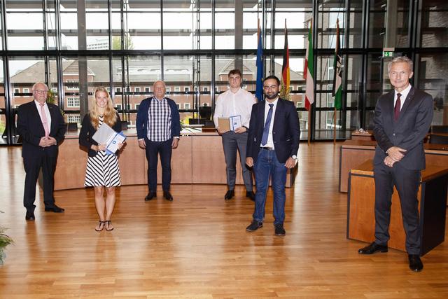Das Foto zeigt (von links) Gelsensport-Präsident Jürgen Deimel, die Sportlerin des Jahres Judith Hermeler, Eckhard Rensch, der für seine Verdienste geehrt wurde, den Sportler des Jahres Louis Theodoridis, den Kapitän des Cricket-Teams und Oberbürgermeister Frank Baranowski. Foto: Gerd Kaemper