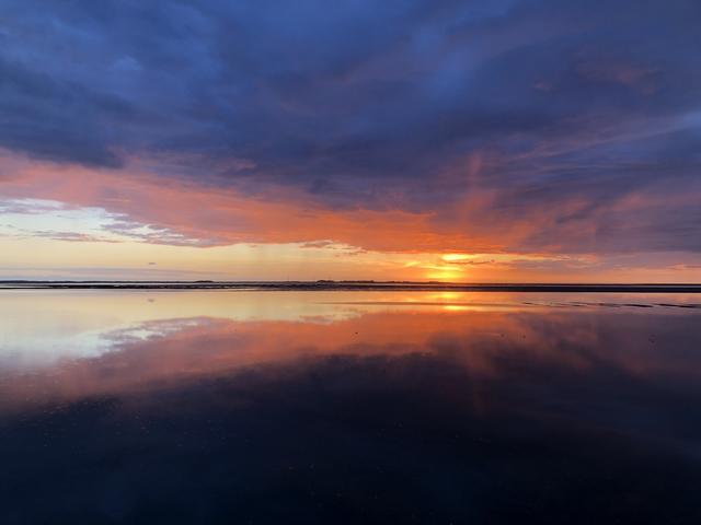 Sonnenuntergang über einer Wasserfläche