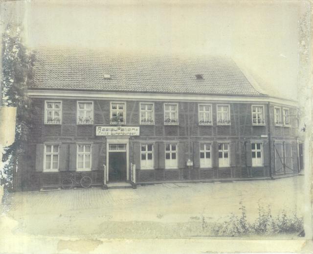 Das Original dieses Fotos, das das Haus Lünenburger in der Zeit nach 1910 zeigt, wurde im Rahmen der Sanierung des Hauses im Jahr 2016 in einer Wand gefunden.