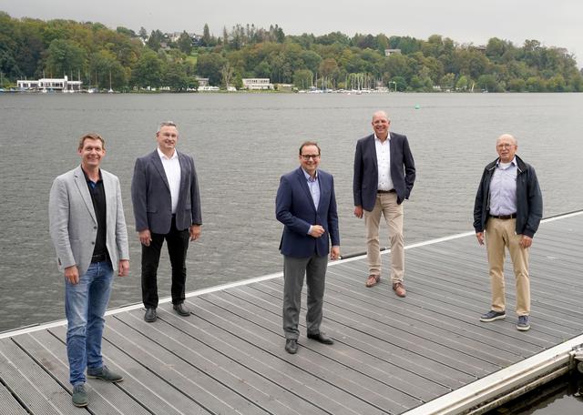 v.l.n.r.: Christoph Steinkamp (Bundesstützpunktleiter Kanurennsport); Ralf Wenzel (Sportlicher Leiter des Bundesstützpunktes Ruderrennsport); Thomas Kufen (Oberbürgermeister); Boris Orlowski (See- und Kanalmanager und Geschäftsführer der Weißen Flotte Baldeney); Hans-Walter Fink (Vorsitzender der Wettfahrtgemeinschaft der Segler am Baldeneysee e.V.)