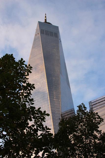 Neben der Gedenkstätte ragt das One World Trade Center in die Höhe.