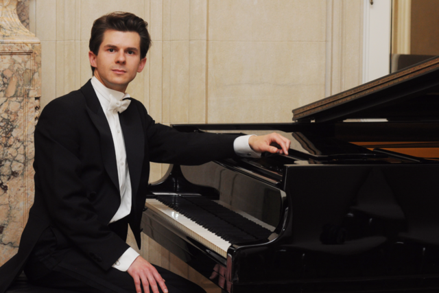 Roman Salyutov sitzt am Klavier beim Konzert auf Schloss Hertefeld. Fotos: Veranstalter