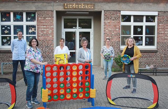 Förderverein-Geschäftsführer Bernd Müller und die Vorsitzende Nadine Dierkes mit dem Betreuungsteam Michelle Rusch, Carmen Kuppi, Martina Konnik-Lühl und Inge Wißen (von links). Foto: Thomas Dierkes