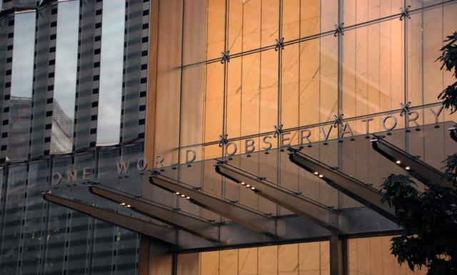 Neben der Gedenkstätte ragt das One World Trade Center in die Höhe.