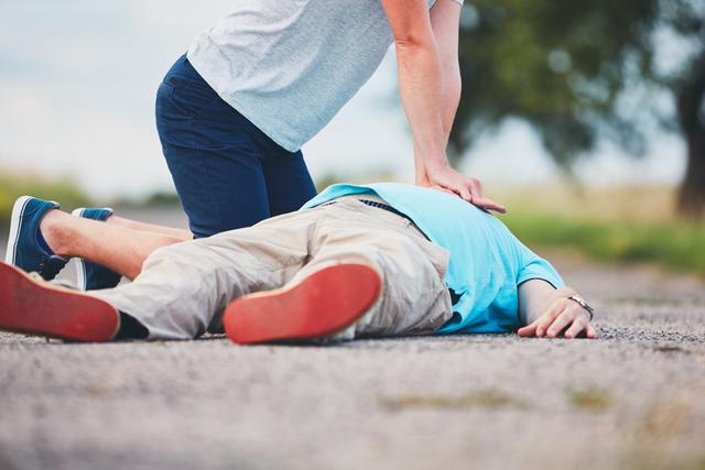 Die diesjährigen Aktionstage zur Rettung von Menschenleben“ geben wertvolle Tipps etwa zur Wiederbelebung bei Herzstillstand.
Foto Istock Chalabala