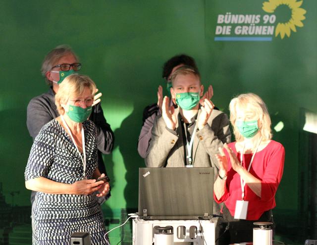 OB-Kandidatin Daniela Schneckenburger (l.) und die GRÜNEN warten gespannt auf weitere Ergebnisse und freuen sich dementsprechend.