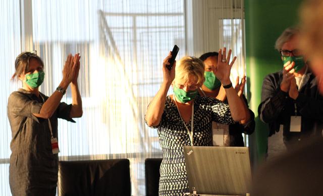 OB-Kandidatin Daniela Schneckenburger (m.) und die GRÜNEN warten gespannt auf weitere Ergebnisse und freuen sich dementsprechend.