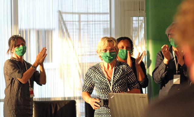 Strahlendes Gesicht, auch mit Maske: OB-Kandidatin Daniela Schneckenburger (m.) und die GRÜNEN freuen sich über die Ergebnisse im Rat.