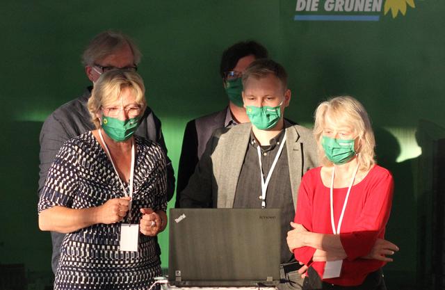 OB-Kandidatin Daniela Schneckenburger (l.) und die GRÜNEN warten gespannt auf weitere Ergebnisse.
