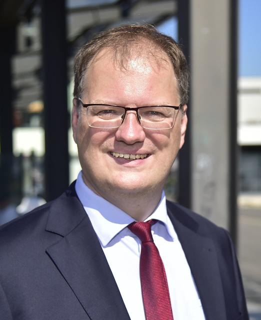 Olaf Schade bleibt Landrat im EN-Kreis und setzt sich gegen Oliver Flüshöh durch.