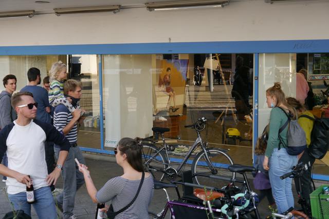 Die Veranstaltung zog einige Passanten an. | Foto: Galerie