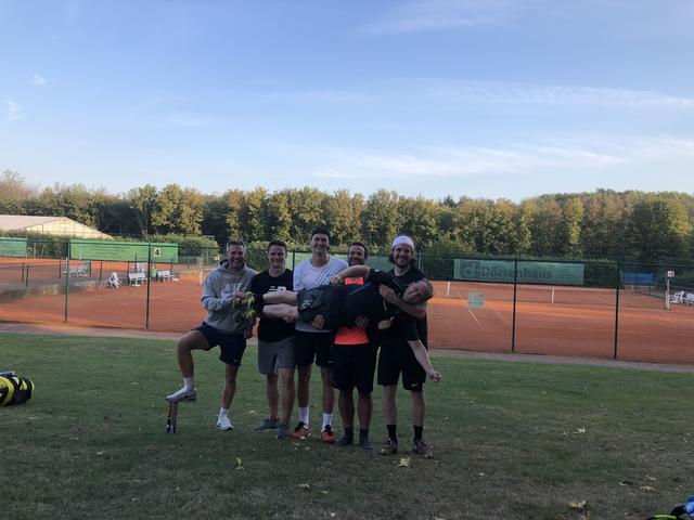 Als "Match-Winner" des Tages feierten die zweiten NBV-Herren Nicolaas Hülsbeck (vorne quer), der als Ersatzspieler sein Einzel mit 6:4, 6:1 gewinnen konnte. Normalerweise spielt Hülsbeck für die Herren 30 in der Bezirsklasse A. Von links nach rechts: Oliver Bodenröder, Jan Strathmann, Tom Baumeister, Steffen Pickshaus, Niclas Schmitz und vorne Nicolaas Hülsbeck. Es fehlt Nick Franke.