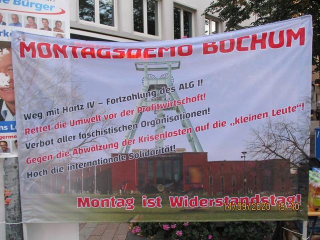 neues Transparent der Bochumer Montagsdemo