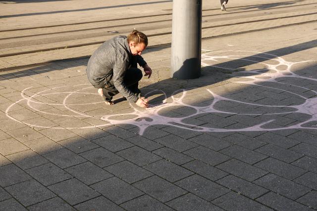 Pascal Schulte-Zweckel (genannt Fischer) zog seine Kreidekreise vor dem Unikat. Bei schönem Wetter arbeitet er gerne im Stadtpark. | Foto: Galerie