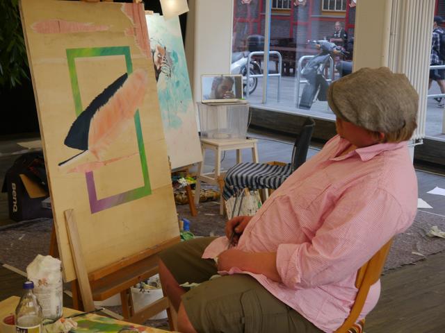 "Kunst tut Menschen gut", sagt Patrick Brehmer. Er setzt sich mit Federn, Vögel und Tauben im Besonderen in seiner Kunst auseinander. | Foto: nima