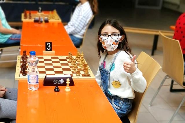 Maskenpflicht am Brett: Ela Pröttel, Platz 3 in der U12w