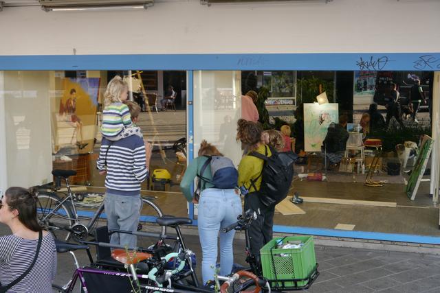 Die Veranstaltung zog einige Passanten an. | Foto: Galerie