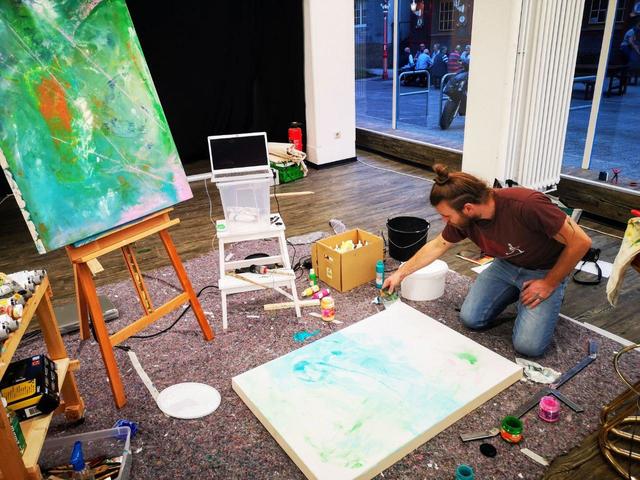 Es muss nicht immer die Staffelei sein, wie Konrad Magin hier zeigt. | Foto: Galerie