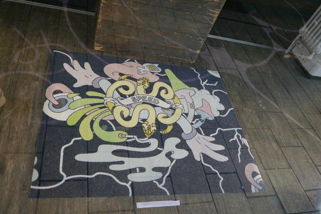 Im Schaufenster waren auch fertige Kunstwerke zu sehen, die im Kontrast zum Schaffensprozess stehen, zum Beispiel dieser Teppich: "Higher than the Sun" von Zuzanna Czebatul. | Foto: Galerie