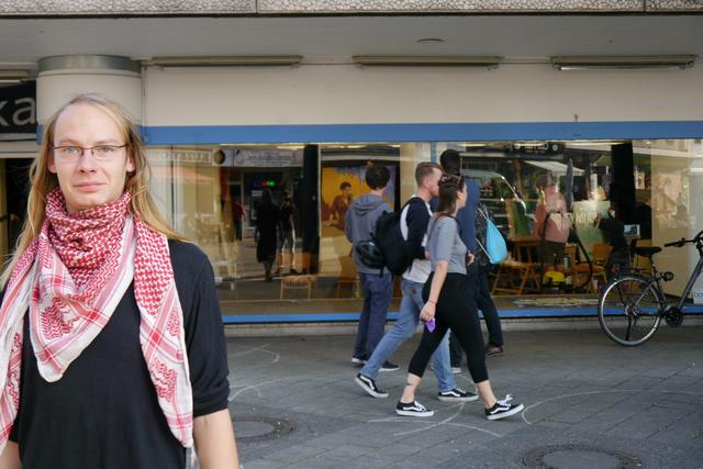 Galerist Dominik Julian Netz von "schnieke+geil" (links). | Foto: Galerie