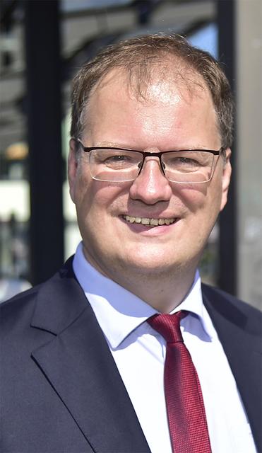Der amtierende Landrat Olaf Schade setzte sich gegen seinen Herausforderer Oliver Flüshöh durch.